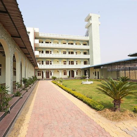 Hotel O Radhika Resort Kota  Buitenkant foto